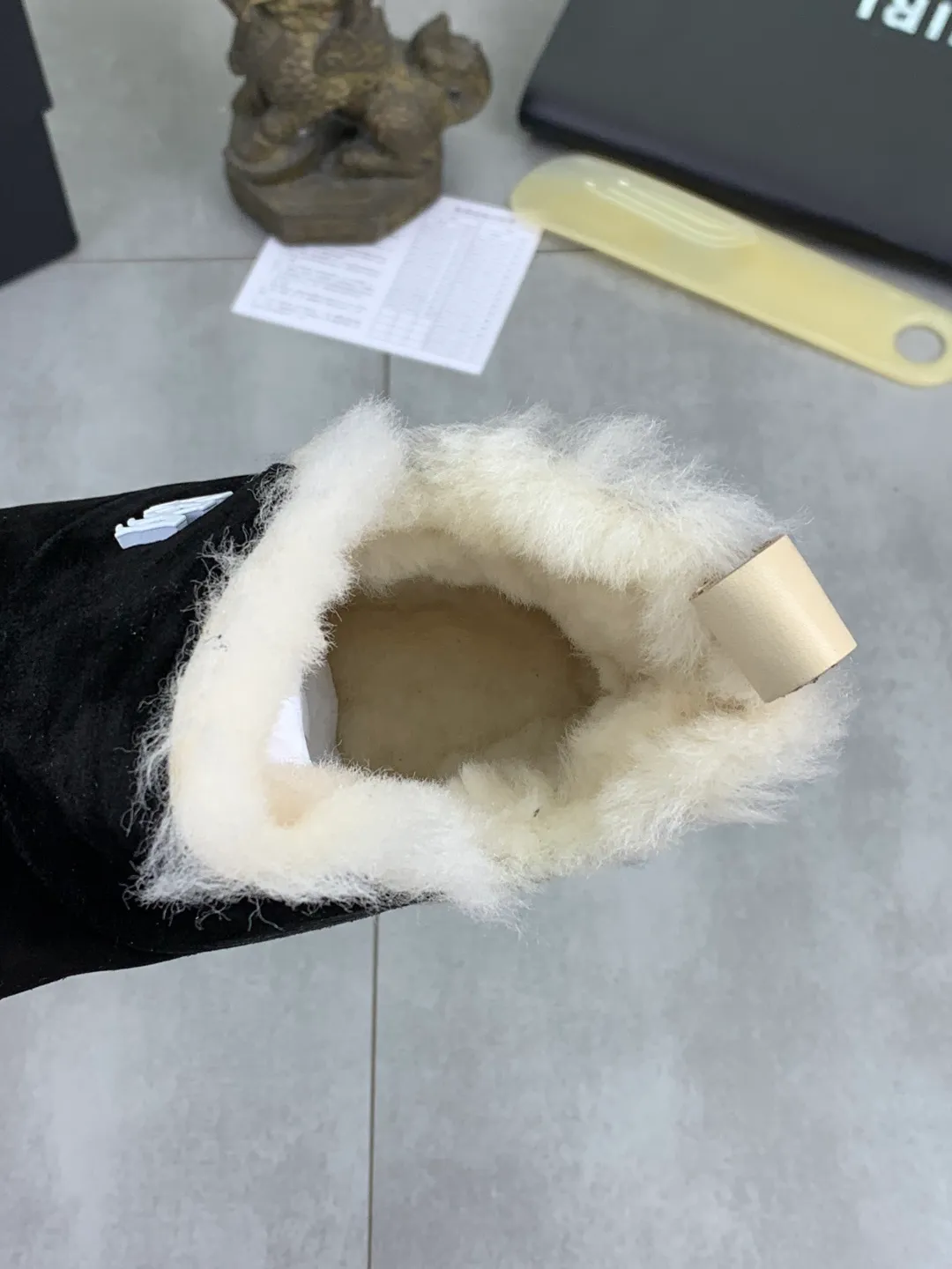 Men's shoes 💰P520 New high-quality fur-integrated Amiri Emile new winter wool shoes MA-1 wool shoes Amiri gave up the rock punk style in the new season. It uses a lot of unsaturated colors, Morandi tones, whether you see or wear them, it will make people very happy. The large tongue of the bread shoes continues, shortens the length of the shoe body, thickens the midsole, and the toe part is more rounded. Amiri's brand letters and MA logo appear on the side of the shoe. Fabric: Original custom imported first-layer frosted cowhide + real wool lining. Outsole TPU material. Bottom thickness 4CM. Color: three colors available. Size: #女 models 35-40